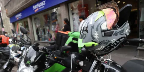 Ley Casco en Puebla sigue sin aplicarse: aún no definen hologramas para motociclistas