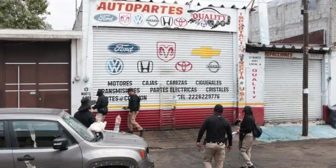 Megaoperativo en la 46 Poniente; autoridades buscan autopartes robadas