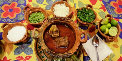 Inicia la temporada del Mole de Caderas en Puebla: precios irán de 750 a 850 pesos