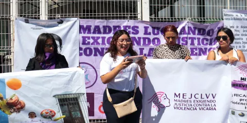 Andrea Lezama denuncia irregularidades y exige justicia frente al Centro de Justicia Penal de Puebla