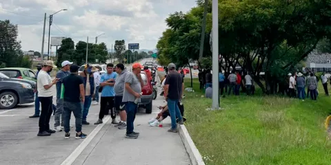 Dueños de autos chocolate bloquean el Periférico en Puebla por retención de vehículos