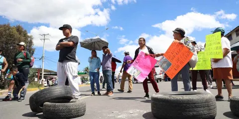 Vecinos cierran el Boulevard Valsequillo en Puebla; exigen reinstalar topes y mayor seguridad