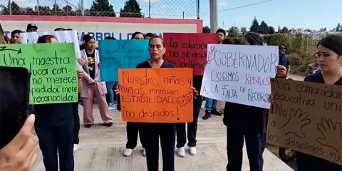 Padres de familia bloquean autopista en Texmelucan por despidos en CENDI