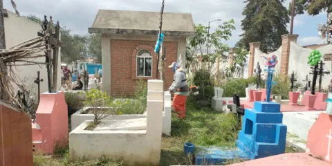 Serdán prepara su panteón para recibir a familias este Día de Muertos
