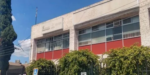 Trabajadores de la Secretaría del Trabajo realizan protesta pacífica en Puebla