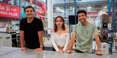 Talentos IBERO Puebla crean sistema para convertir residuos plásticos no reciclables en combustible