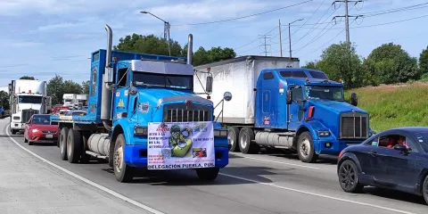 Transportistas bloquean el Periférico; exigen oportunidades laborales