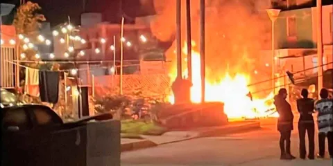 Vecinos de Tecamachalco incendian casa de presuntos ladrones ante ola de robos