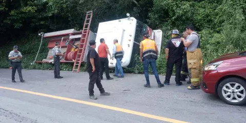 Volcó camión de bomberos cuando acudían a siniestro en Venustiano Carranza