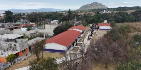 Ayuntamiento de Tepatlaxco “robó” terrenos a tres escuelas; afectados cerraron carretera Amozoc-Acajete