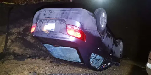 Borrachos chocan auto en la Sierra Norte y lo abandonan