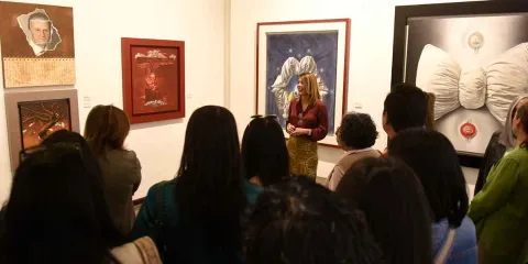 Homenaje póstumo a Samuel McNaught con la exposición Resplandor de un cable extinto en la BUAP
