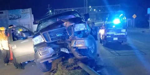 Camioneta derriba luminaria en Xicotepec y vehículo de valores se incendia en Venustiano Carranza
