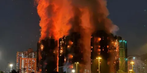 Cinco torres en llamas y 13 muertos: así fue el incendio que estremeció Hong Kong