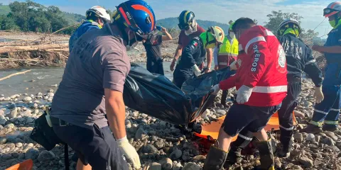 Hallan cuerpo en descomposición dentro del río San Marcos, en Jalpan