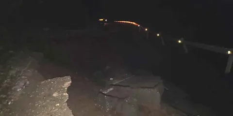 Carretera estatal se hunde y deja incomunicadas a comunidades de Tlacuilotepec y Tlaxco