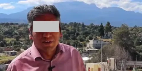 Detienen a director de Turismo de San Lorenzo Chiautzingo frente al Palacio Municipal