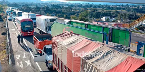 Ejidatarios bloquean la autopista México-Puebla por falta de pago millonario
