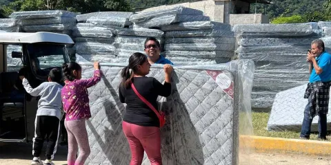 Entregan colchones y nueva cancha deportiva a familias afectadas en Villa Ávila Camacho