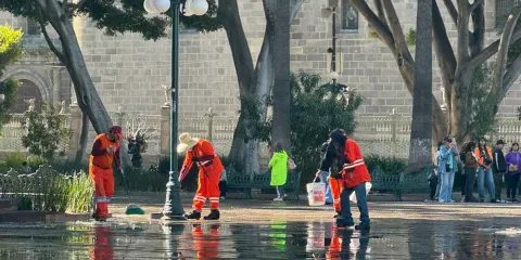 Comerciantes de Fuerza 2000 limpian calles del Centro Histórico de Puebla