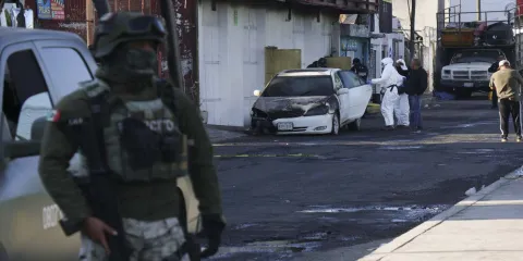 Grupo armado provoca incendio en Bar Lacoss, Puebla; cinco personas pierden la vida