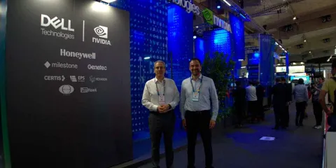 Impulsa Pepe Chedraui alianzas con sus homólogos a nivel mundial para mejorar la capacidad tecnológica de la capital  Desde el Smart City Expo World Congress, el presidente municipal destacó la relevancia de la cooperación internacional para promover la modernización urbana  Barcelona, España, .- El uso de la tecnología para mejorar la capacidad en materia de movilidad, iluminación y seguridad es una prioridad en el Gobierno de la Ciudad, afirmó el presidente municipal, Pepe Chedraui Budib, durante su estan
