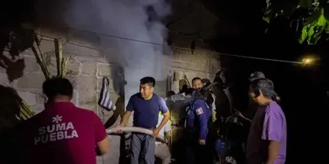 Incendio en Tepeojuma alerta a familias por veladoras mal colocadas durante Todos Santos