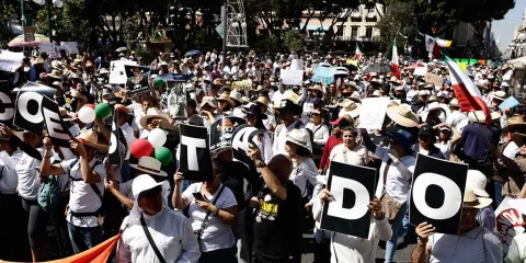 Marcha de la Generación Z en Puebla termina con adulto lesionado