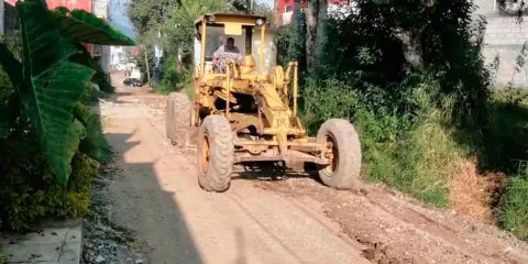 Mejoran calles de la colonia Zacamila, en Huauchinango