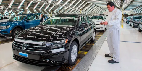 Este miércoles y jueves paran producción del Jetta y Tiguan en VW