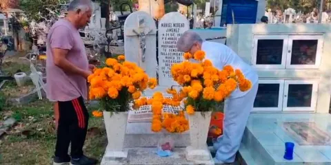 Poblanos recuerdan a sus seres queridos. El Panteón Municipal se vio lleno 