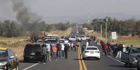 Queman maquinaria en pleito sindical y cierran la autopista Puebla–Tlaxcala