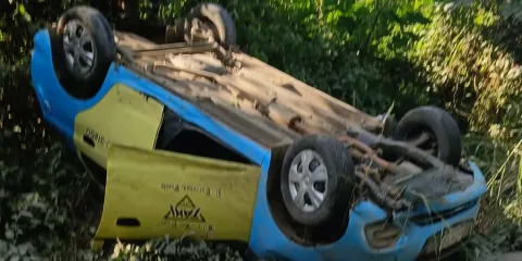 Taxi vuelca en la Pachuca–Tuxpan: dos lesionados y cierre parcial de la vía