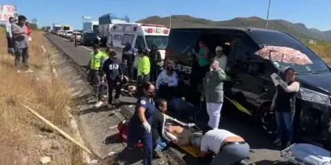 Volcadura en la autopista Atlixco-Puebla deja seis trabajadores heridos; dos están graves