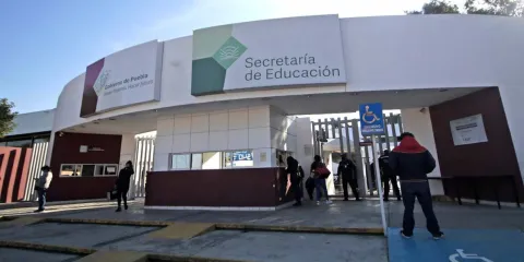 500 plazas magisteriales irregulares provocaron rezago en escuelas poblanas