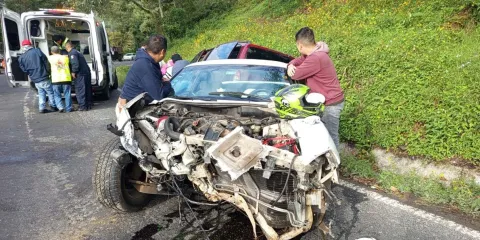 Accidente en Juan Galindo deja dos lesionados y cuantiosos daños materiales