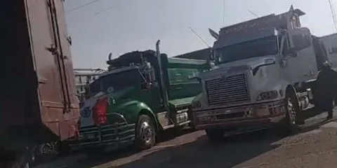 Agricultores de Tehuacán bloquean carretera en Zacatepec; alertan posible marcha a Puebla