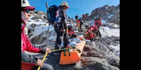 Localizan con vida a alpinistas extraviados en el Citlaltépetl tras operativo estatal