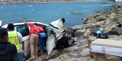 Cae vehículo a barranco de 70 metros en Jalpan; rescatan con vida a conductor