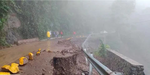 Se fractura tramo carretero en la zona de Tlacuilotepec, en la Sierra Norte