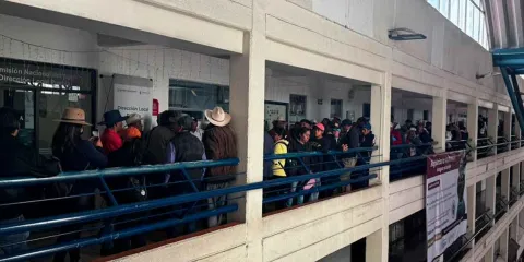 Campesinos toman oficinas de Conagua en Puebla y generan bloqueo vial en Plaza América