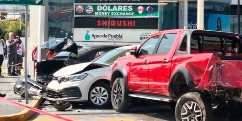 Carambola en la Vía Atlixcáyotl deja autos destruidos y varios lesionados en Puebla