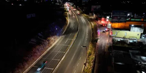 Carretera en Atlixco es iluminada con alumbrado público solar