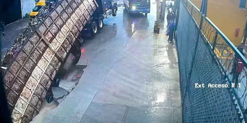 Hundimientos en el Carril a San Cristóbal mantienen en riesgo a transportistas y trabajadores