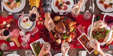 Cena navideña 2025 en Puebla: familias prevén gastar entre 2 y 4 mil pesos