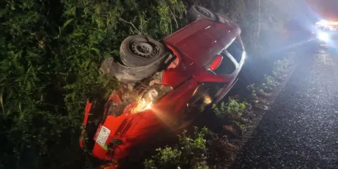 Esquiva piedras y termina volcado: accidente en tramo Puente de Necaxa–San Miguel Acuautla