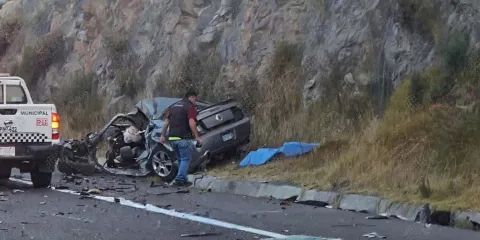 Auto se despedaza al chocar con tráiler en la Tlaxco-Tejocotal; deja una persona muerta