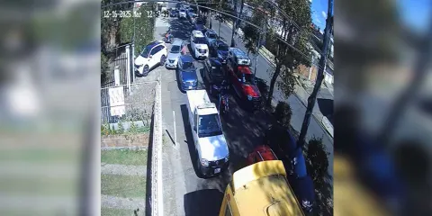 Motociclistas asaltan automovilista en plena luz del día en Puebla