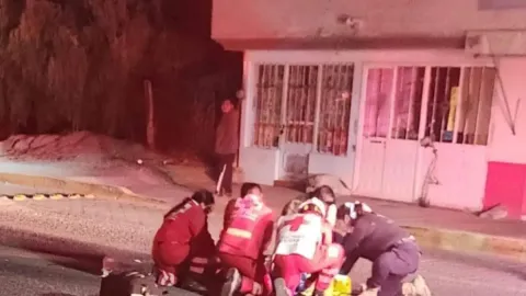 Mujer muere y un hombre resulta herido tras derrapar en motocicleta en San Mateo Tlaixpan