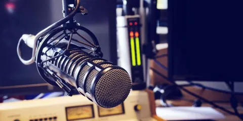 Queridos lectores, radioescuchas y cómplices de micrófono